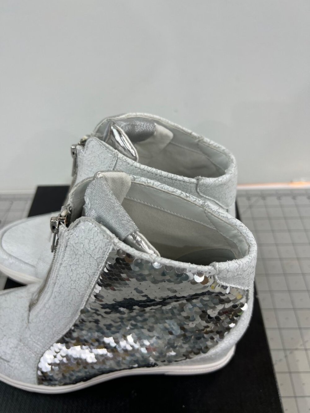 DKNY Caz-Wedge Sequin Silver Sneakers Zip Closure Women’s Sz.  7.5 new - Picture 6 of 8
